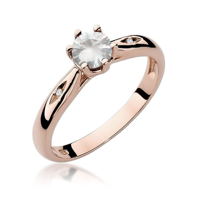 W0074.R3.SAW.01_1 Złoty pierścionek z okrągłym diamentem w centralnej części i małymi kamieniami po bokach.