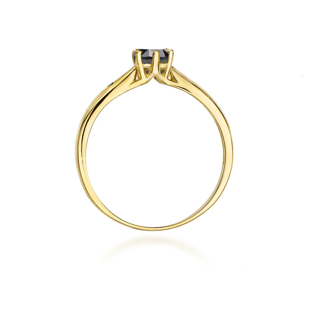 W0074.Z3.DIB.02_3 Złoty pierścionek z czarnym kamieniem szlachetnym, o prostym, eleganckim designie.