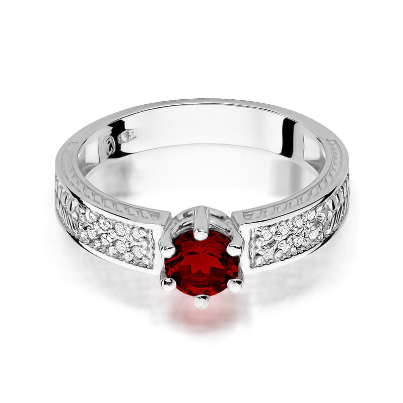 W0075.B3.RUR.01_2 Srebrny pierścionek z czerwonym kamieniem w centrum, ozdobiony drobnymi, błyszczącymi kryształkami.