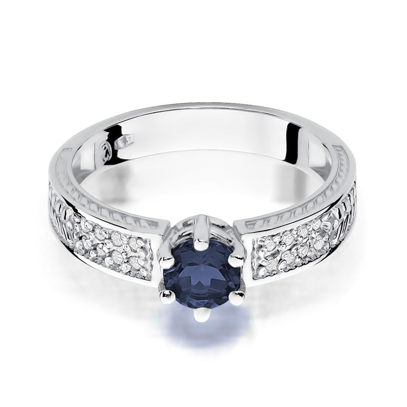 W0075.B3.SAB.01_2 Srebrny pierścionek z niebieskim kamieniem szlachetnym i ozdobnymi cyrkoniami po bokach.