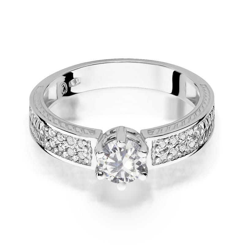 W0075.B3.SAW.01_2 Srebrny pierścionek z dużym diamentem w centralnej części i drobnymi kamieniami po bokach.