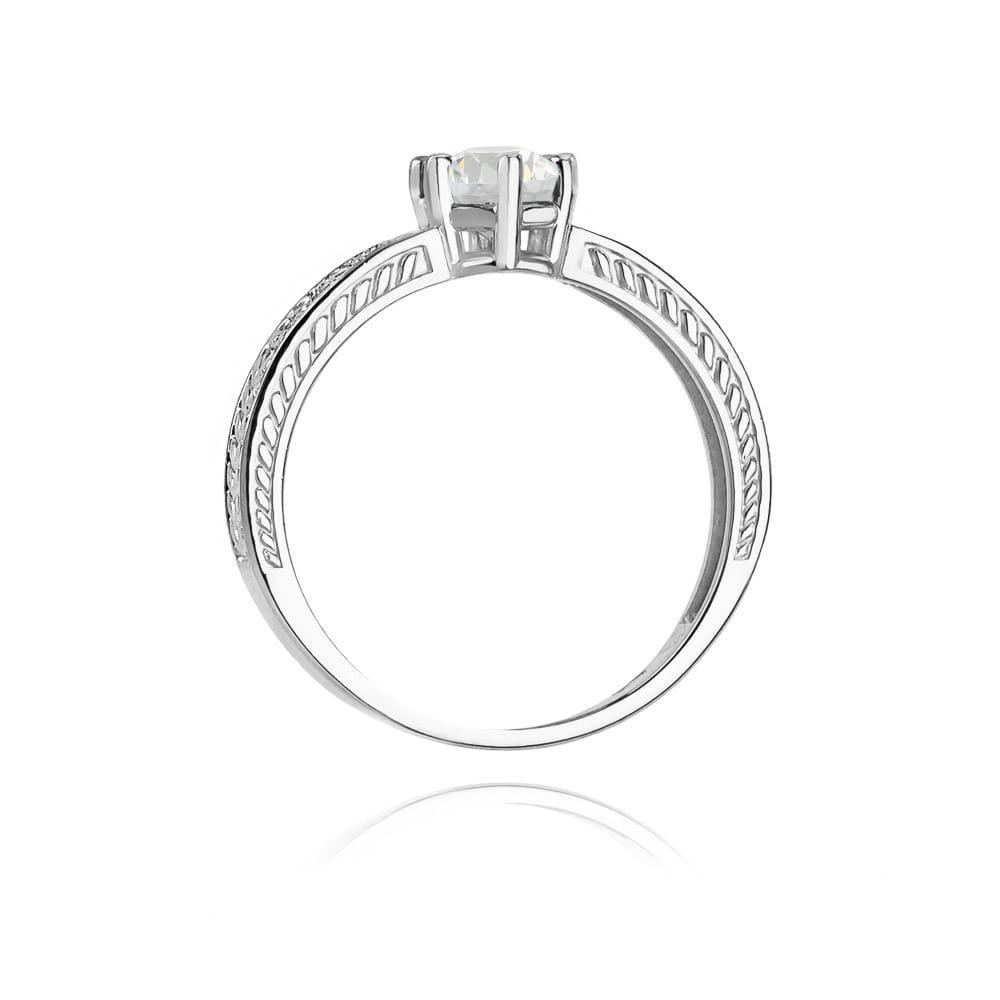 W0075.B3.SAW.01_3 Srebrny pierścionek z dużym, przezroczystym kamieniem w centralnej części i delikatnym wzorem na obrączce.