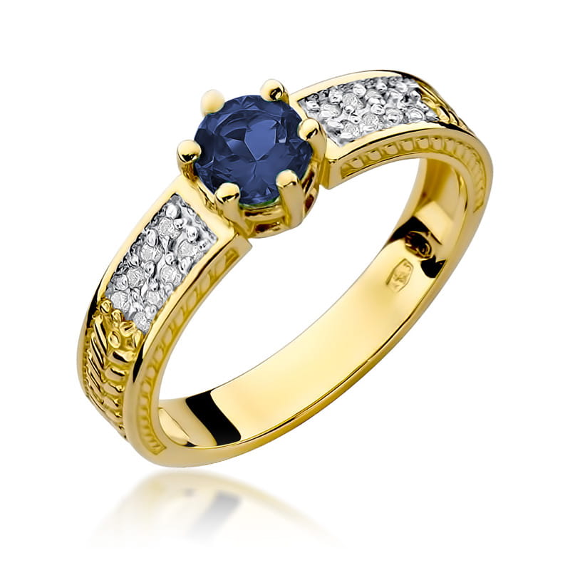 W0075.Z3.SAB.01_1 Złoty pierścionek z niebieskim kamieniem szlachetnym i ozdobnymi diamentami po bokach.