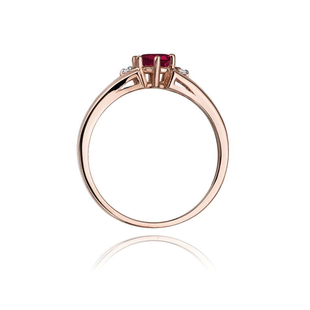 W0076.R3.RHR.01_3 Złoty pierścionek z rubinem i małymi diamentami, elegancko wyprofilowany.