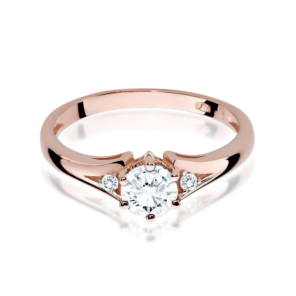 W0076.R3.SAW.01_2 Różowe złote pierścionek z centralnym diamentem i dwoma mniejszymi diamentami po bokach.