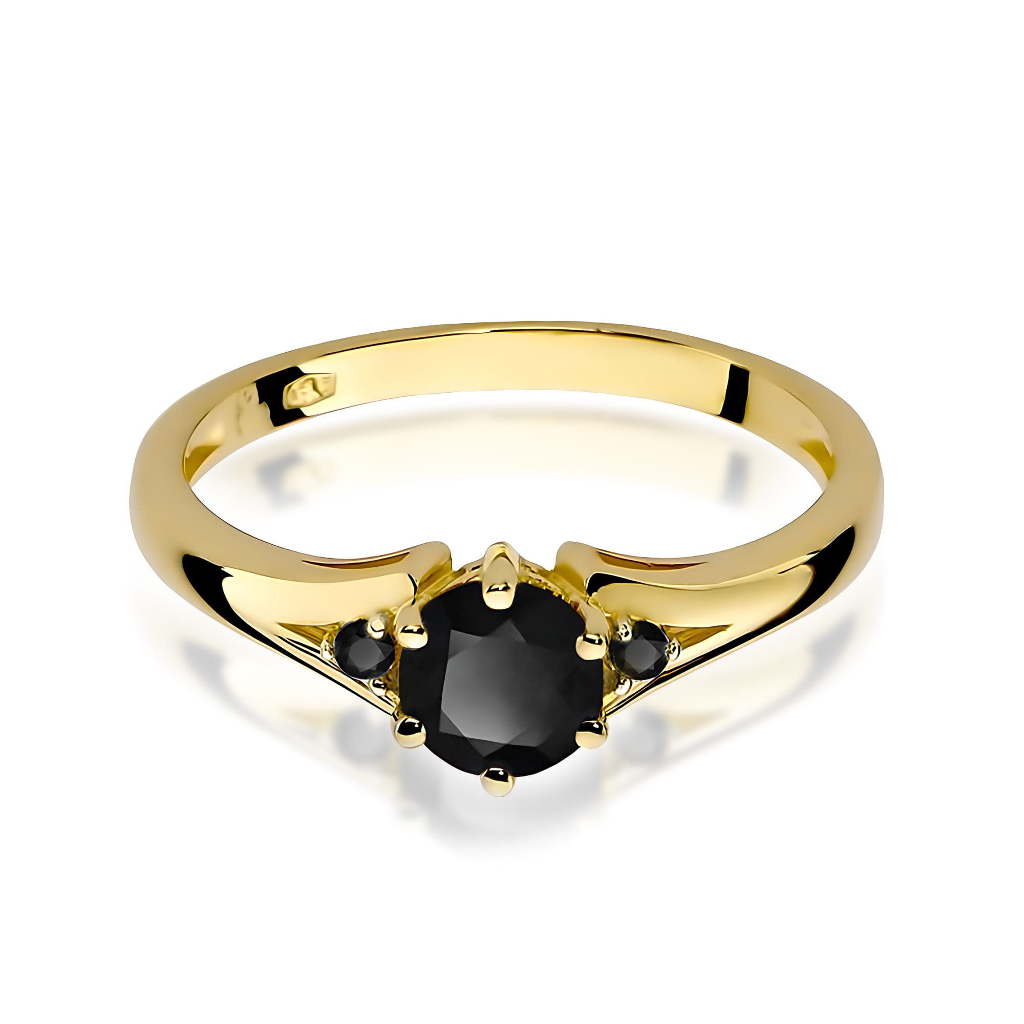 W0076.Z3.DIB.02_2 Złoty pierścionek z czarnym kamieniem centralnym i dwoma mniejszymi czarnymi akcentami po bokach.