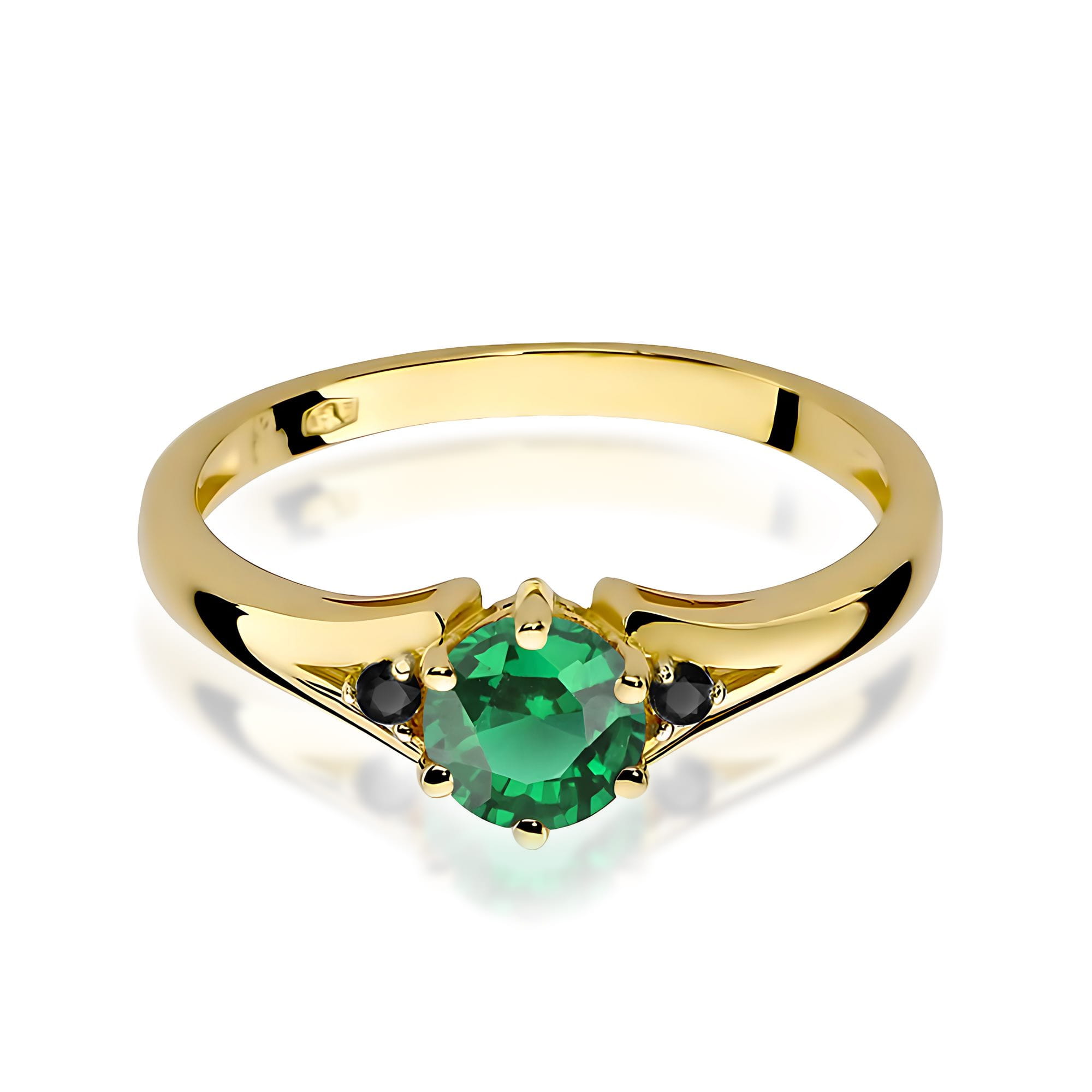 W0076.Z3.EMG.02_2 Złoty pierścionek z okrągłym zielonym kamieniem i dwoma czarnymi akcentami po bokach.