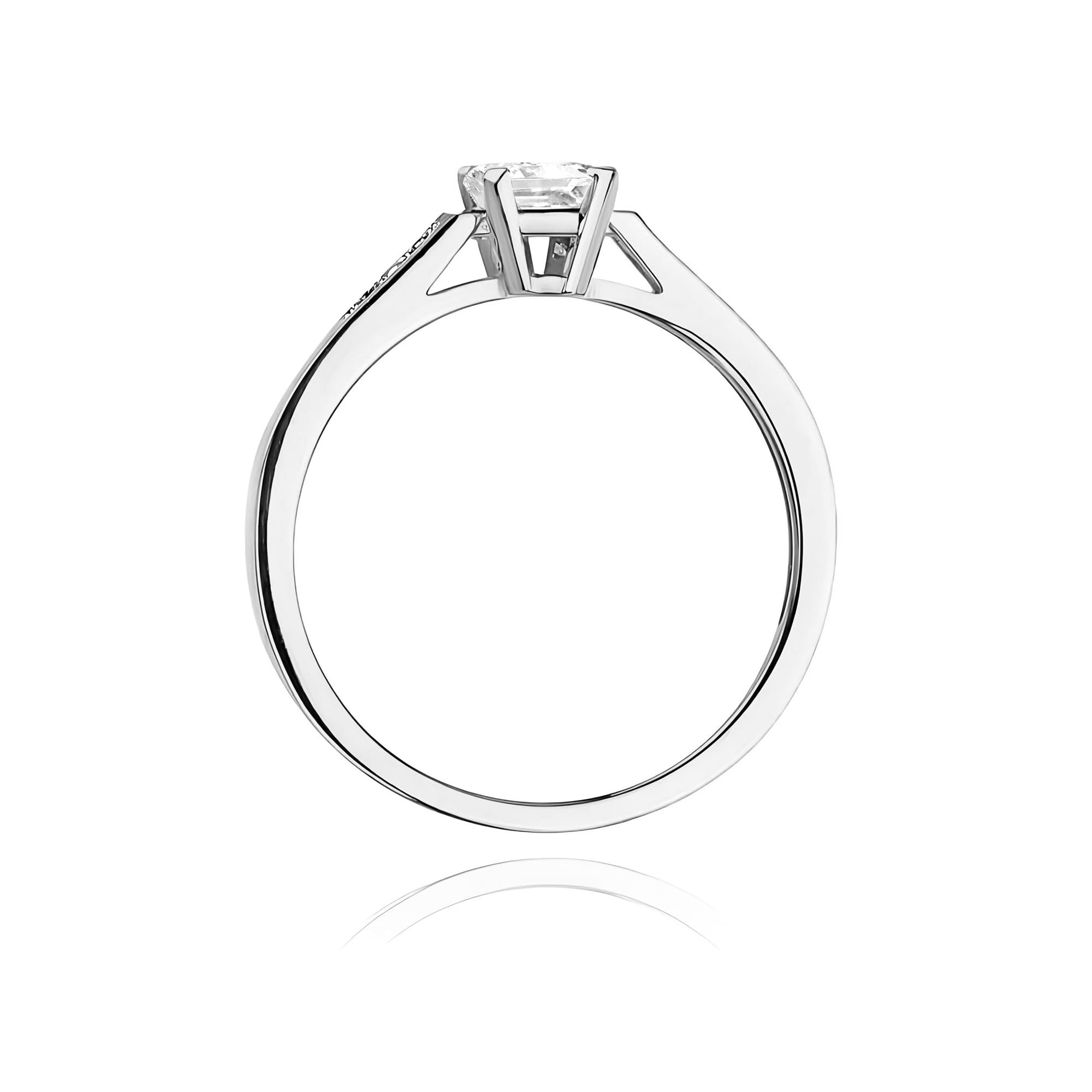 W0078.B3.LDW.01_3 Srebrny pierścionek z dużym, przezroczystym diamentem osadzonym w eleganckiej oprawie.