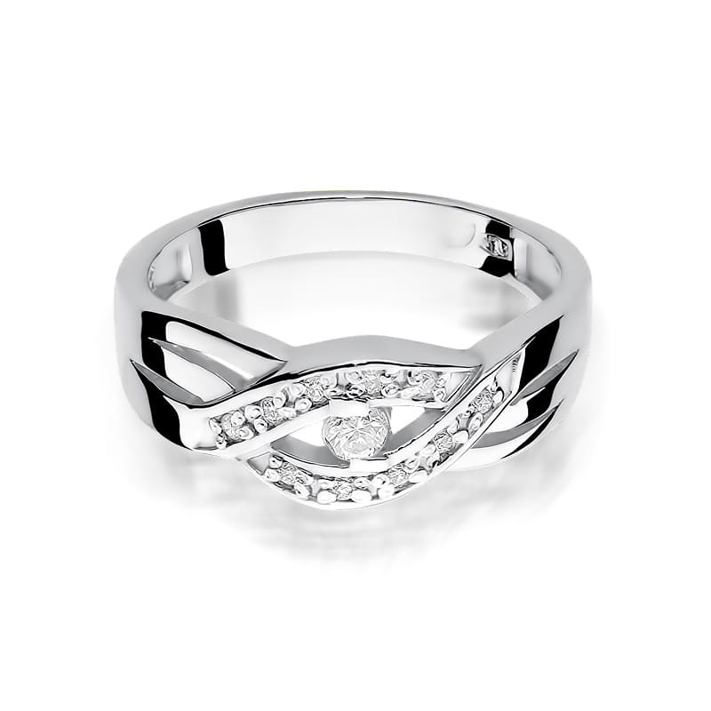 W0083.B3.DIW.01_2 Srebrny pierścionek z delikatnym wzorem i centralnym diamentem, ozdobiony małymi kamieniami.