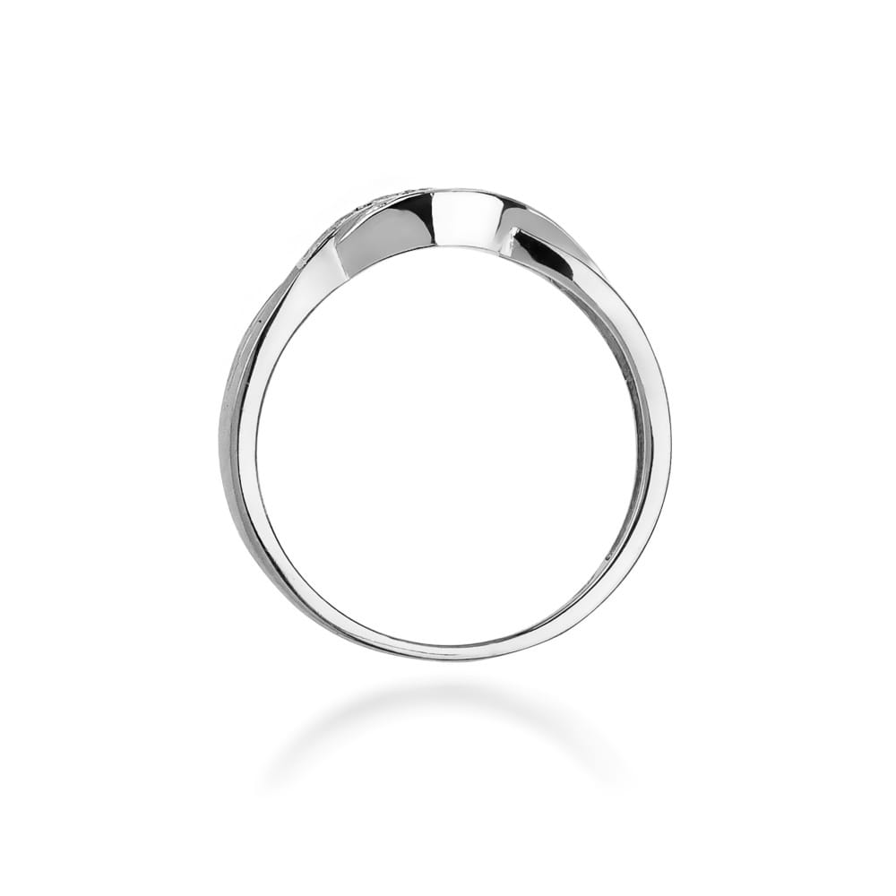 W0083.B3.DIW.01_3 Srebrny pierścionek o gładkiej, błyszczącej powierzchni i minimalistycznym designie.