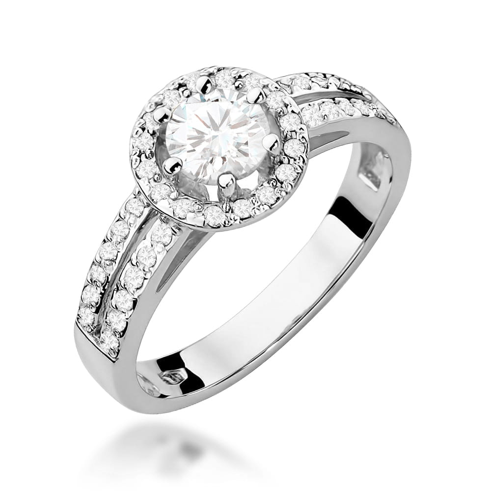 W0087.B3.SAW.01_1 Srebrny pierścionek z dużym diamentem w centralnej części, otoczony mniejszymi kamieniami.