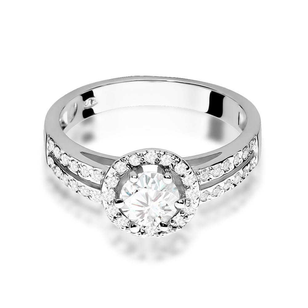 W0087.B3.SAW.01_2 Srebrny pierścionek z okrągłym diamentem w centralnej części, otoczony mniejszymi kamieniami.