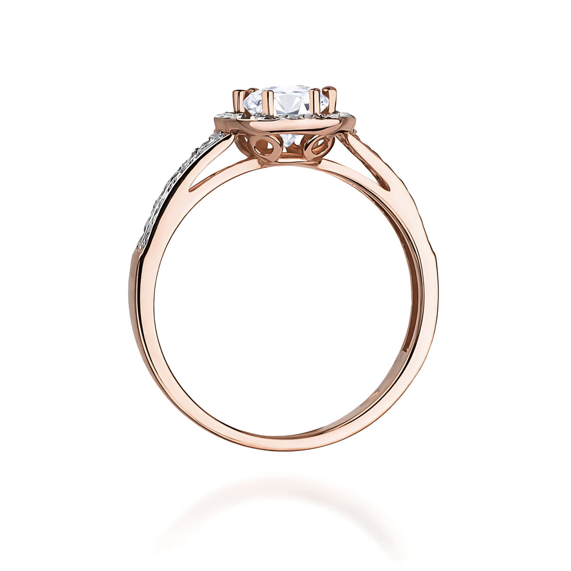 W0087.R3.LDW.01_3 Złoty pierścionek z dużym diamentem na centralnym miejscu i drobnymi kamieniami po bokach.