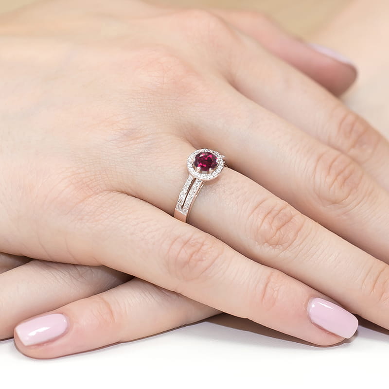 W0087.R3.RHR.01_4 Pierścionek z rubinem otoczonym diamentami na dłoni z różowym manicure.