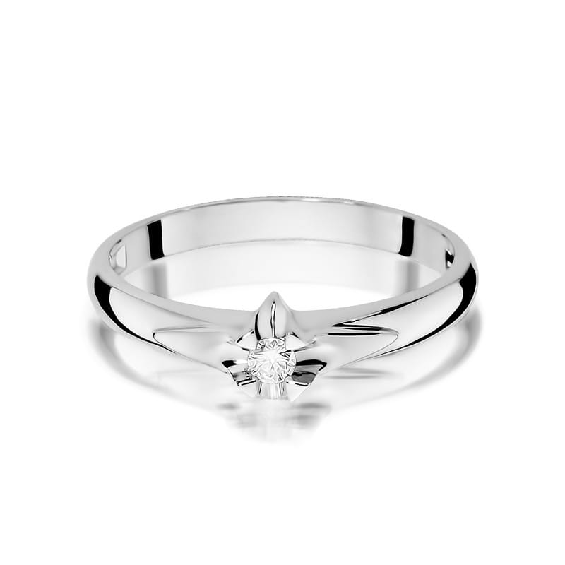 W0088.B3.DIW.02_2 Srebrny pierścionek z diamentem w centralnej części, o eleganckim, minimalistycznym designie.