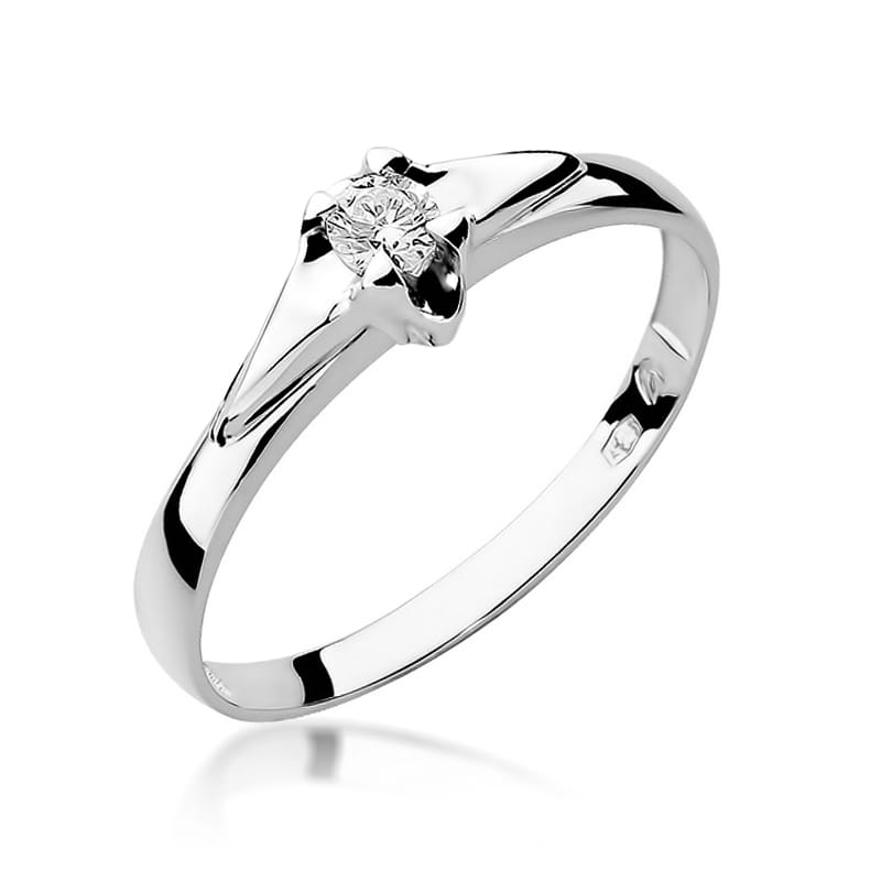 W0088.B3.DIW.06_1 Srebrny pierścionek z diamentem w centralnej części, o eleganckim, minimalistycznym designie.