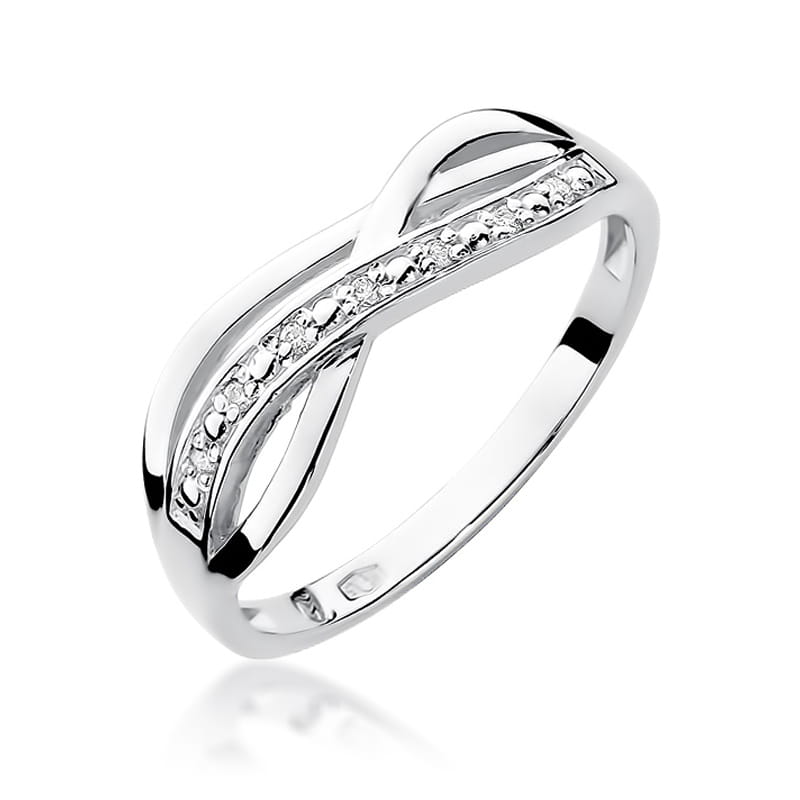 W0090.B3.DIW.01_1 Srebrny pierścionek z delikatnym wzorem i wstawionymi kryształkami.