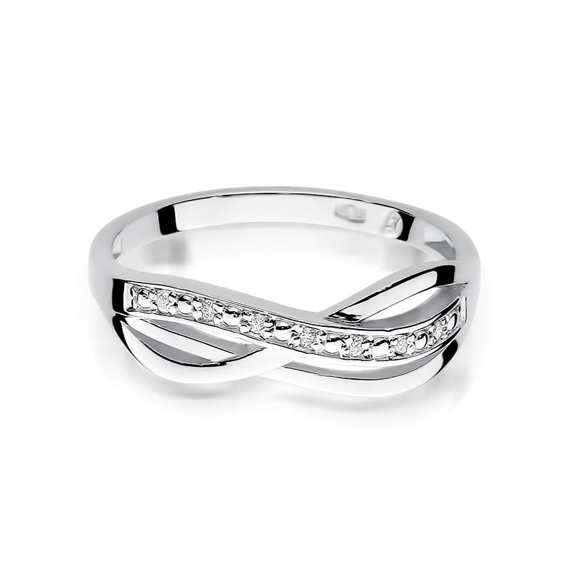 W0090.B3.DIW.01_2 Srebrny pierścionek z motywem nieskończoności, ozdobiony małymi, błyszczącymi kamieniami.