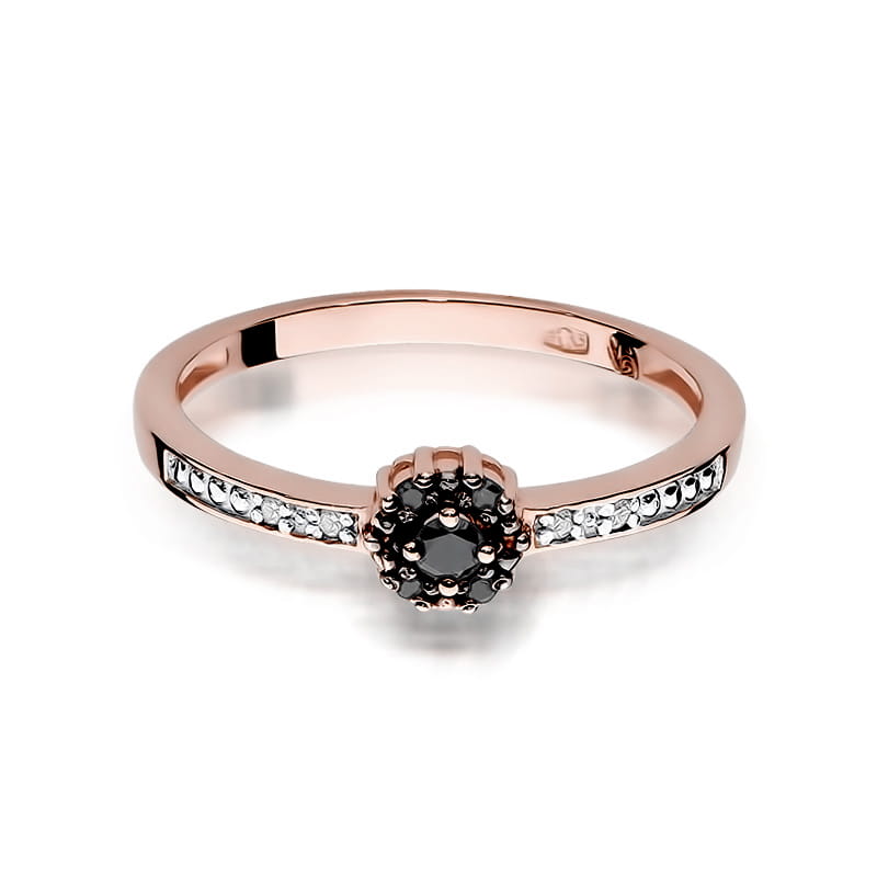 W0091.R3.DIB.01_2 Różowe złote pierścionek z okrągłym czarnym kamieniem i błyszczącymi, przezroczystymi kryształkami.