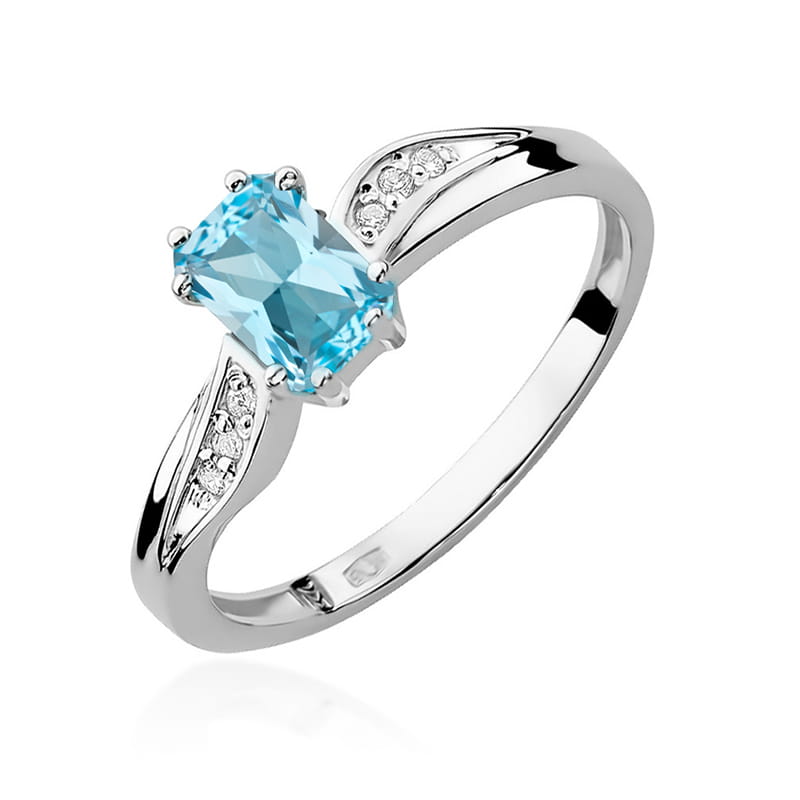 W0094.B3.TOB.01_1 Srebrny pierścionek z prostokątnym, niebieskim kamieniem i ozdobnymi diamentami po bokach.