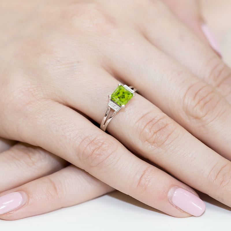 W0103.B3.PEG.01_4 Pierścionek z zielonym kamieniem szlachetnym na palcu, dłonie z delikatnym manicure.