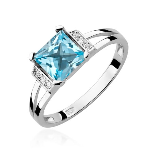 Srebrny pierścionek z kwadratowym, niebieskim kamieniem i ozdobnymi diamentami po bokach.