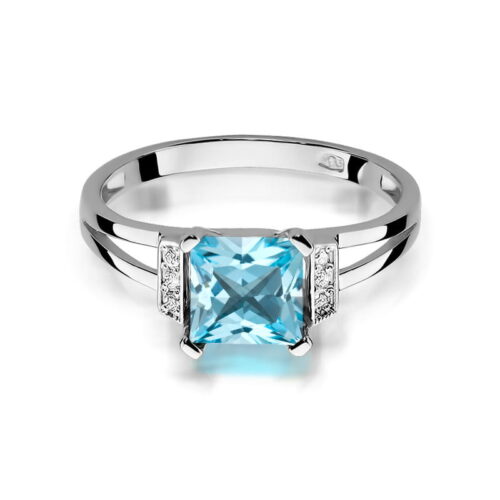 Srebrny pierścionek z kwadratowym, niebieskim kamieniem i ozdobnymi diamentami po bokach.