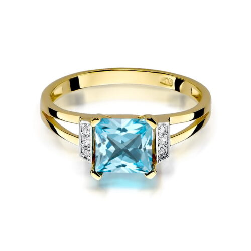 Złoty pierścionek z dużym niebieskim kamieniem w centralnej części i dwoma małymi diamentami po bokach.