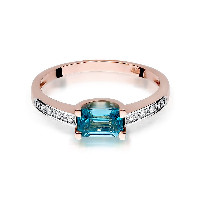 W0105.R3.TOB.01_2 Różowe złote pierścionek z niebieskim kamieniem w kształcie prostokąta i diamentowymi wstawkami po bokach.