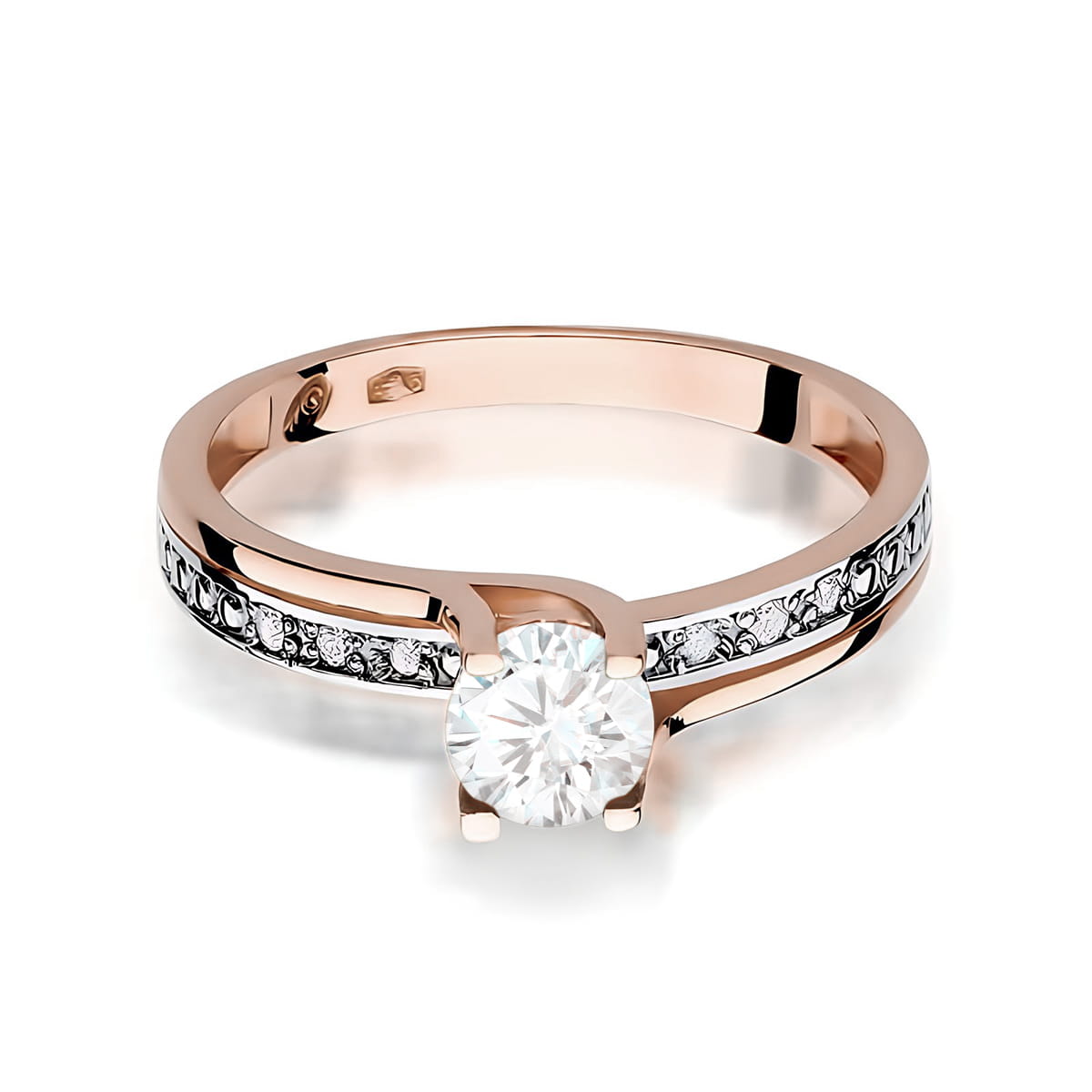 W0106.R3.SAW.01_2 Różowe złote pierścionek z dużym diamentem na środku i drobnymi kamieniami wzdłuż obrączki.