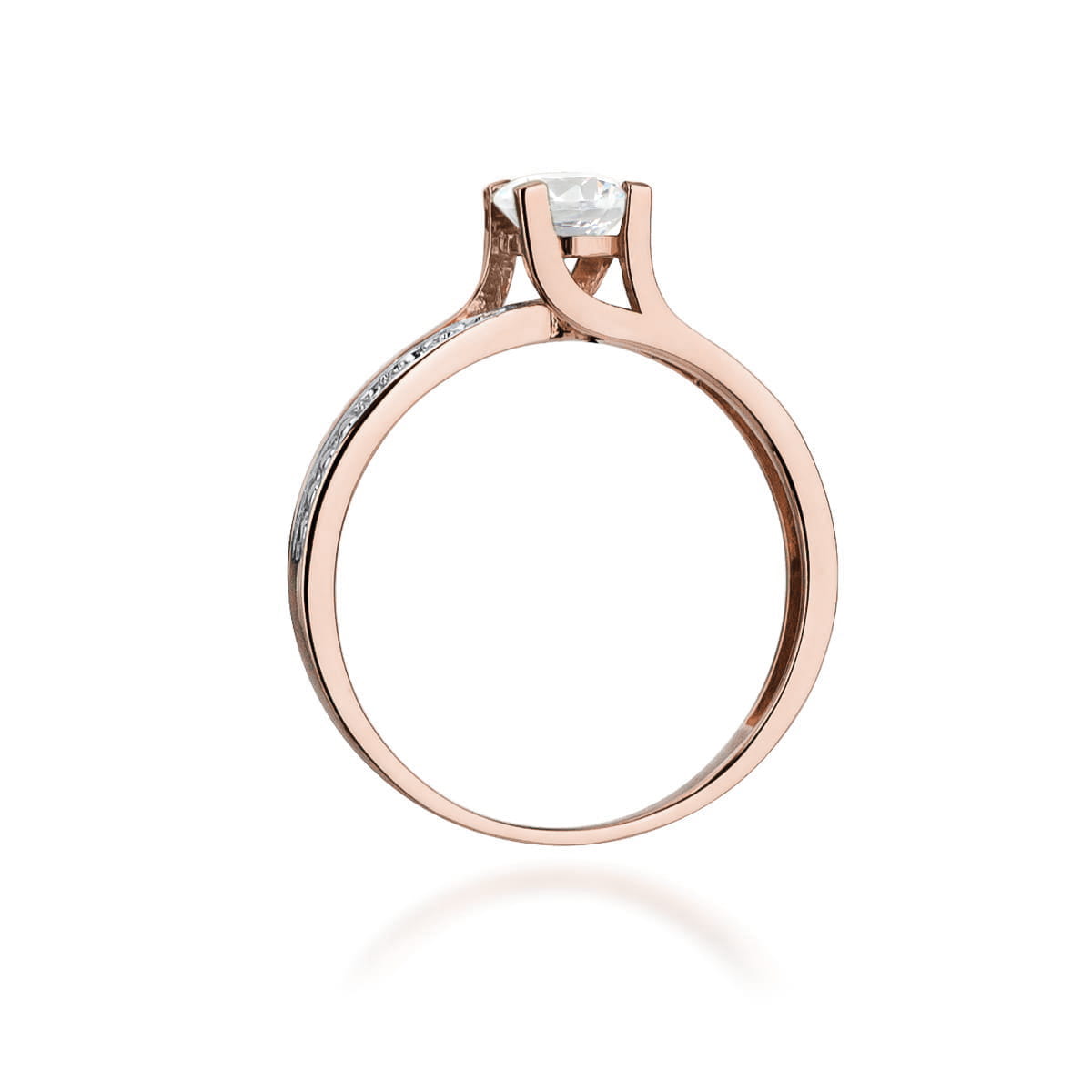 W0106.R3.SAW.01_3 Różowe złote pierścionek z dużym diamentem i drobnymi kamieniami po bokach.