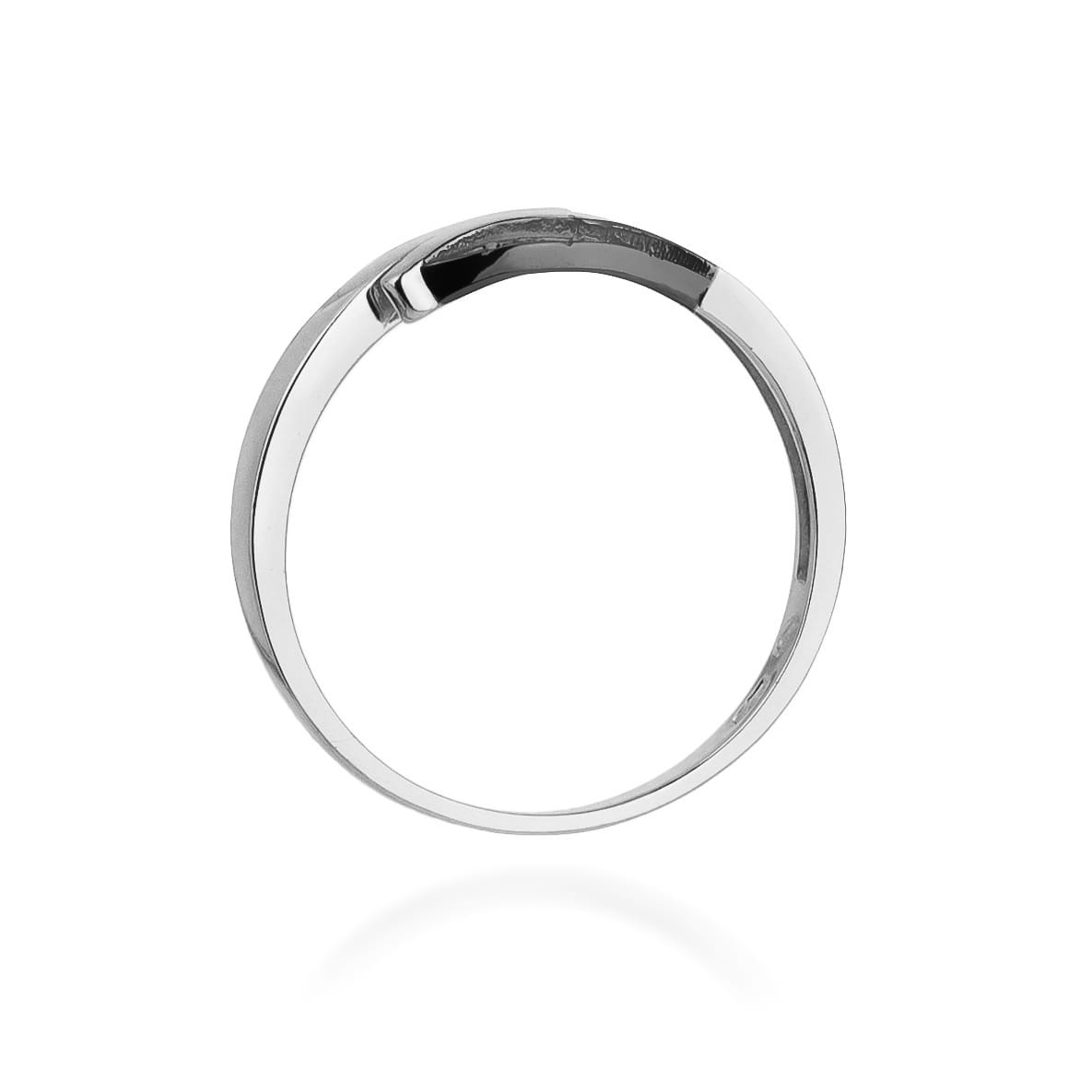 W0107.B3.DIB.01_3 Srebrny pierścionek o minimalistycznym designie, z gładką powierzchnią i subtelnym zapięciem.