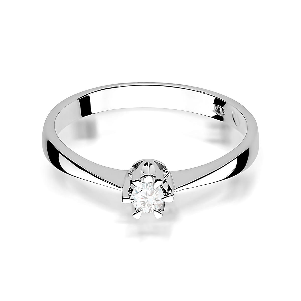 W0111.B3.DIW.05_2 Srebrny pierścionek z diamentem w centralnej części, o prostym, eleganckim designie.