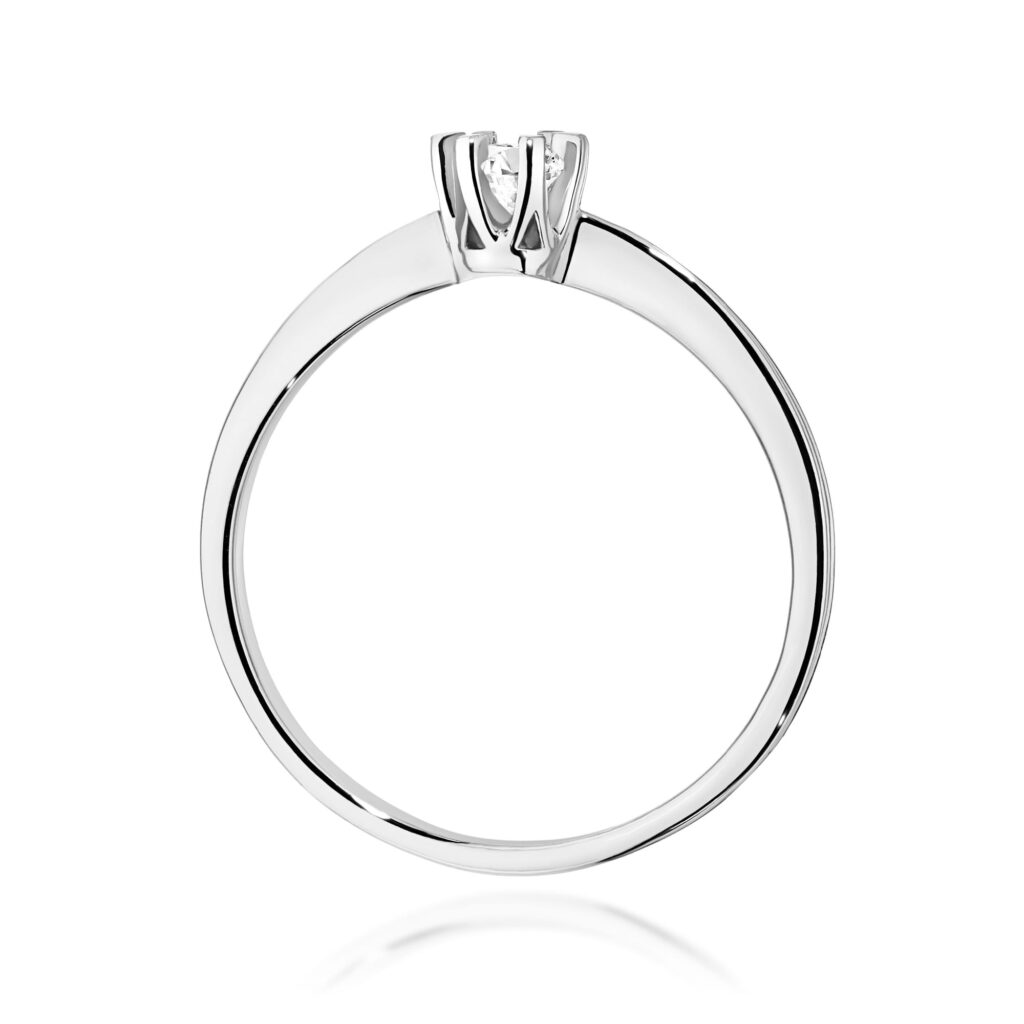 Srebrny pierścionek z diamentem, minimalistyczny design, z delikatnym wykończeniem.