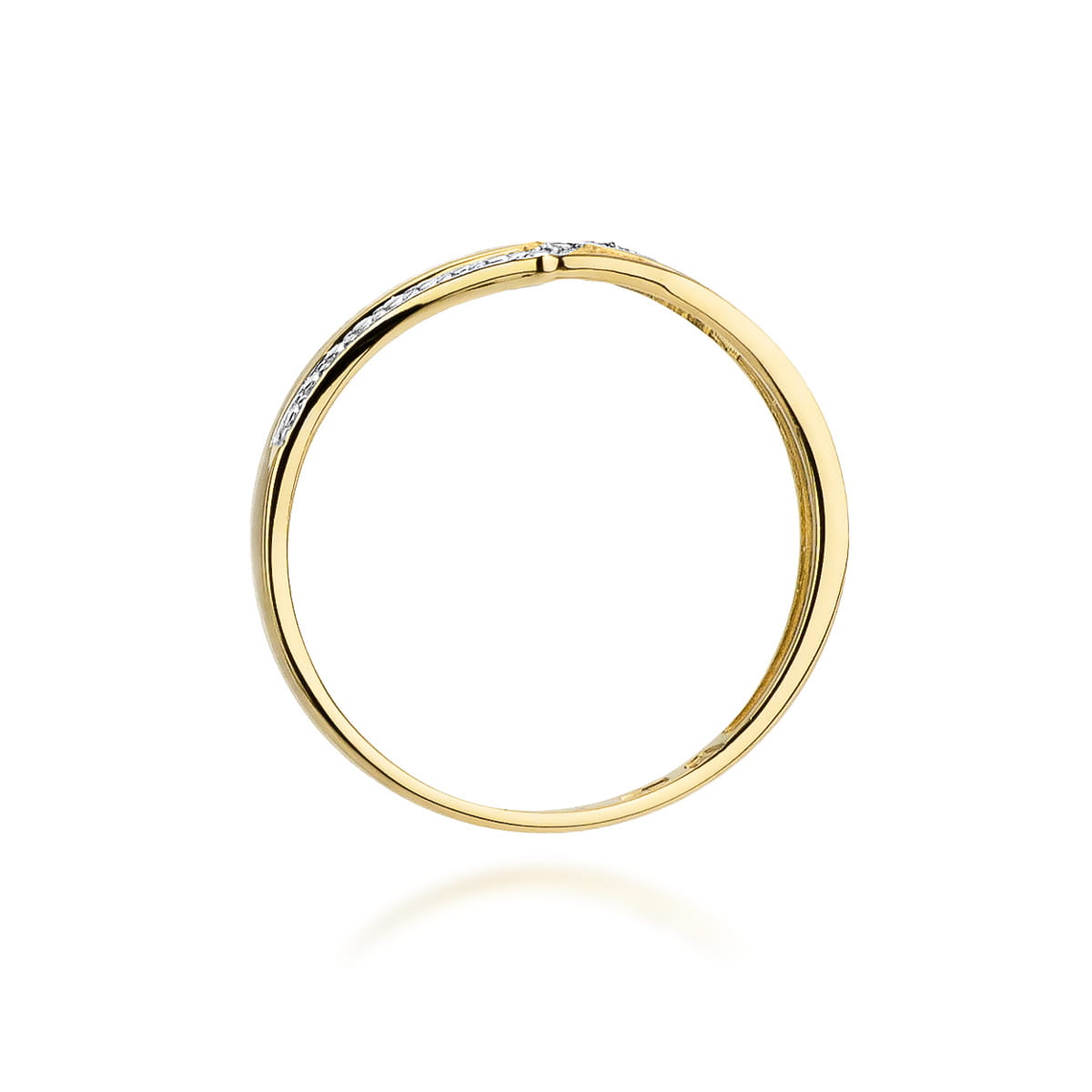 W0114.Z3.DIW.01_3 Złota obrączka z delikatnymi zdobieniami, połyskująca na białym tle.