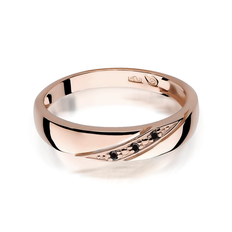 W0118.R3.DIB.01_2 Różowe złote obrączka z delikatnym wzorem i trzema czarnymi kamieniami.