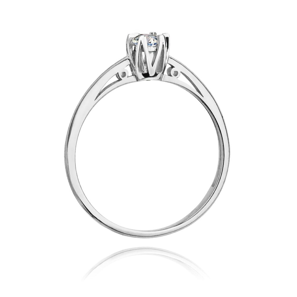 Srebrny pierścionek z diamentem w centralnej części, o eleganckim, minimalistycznym designie.