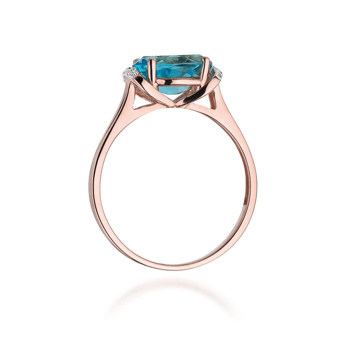 W0148.R3.TOB.01_3 Różowe złote pierścionek z dużym niebieskim kamieniem i dwoma małymi diamentami po bokach.