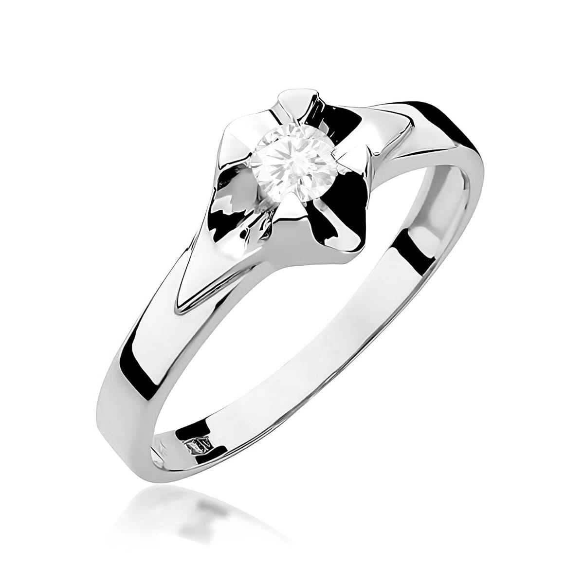 W0155.B3.LDW.04_1 Srebrny pierścionek z centralnie osadzonym, okrągłym diamentem i stylowym, nowoczesnym wzorem.