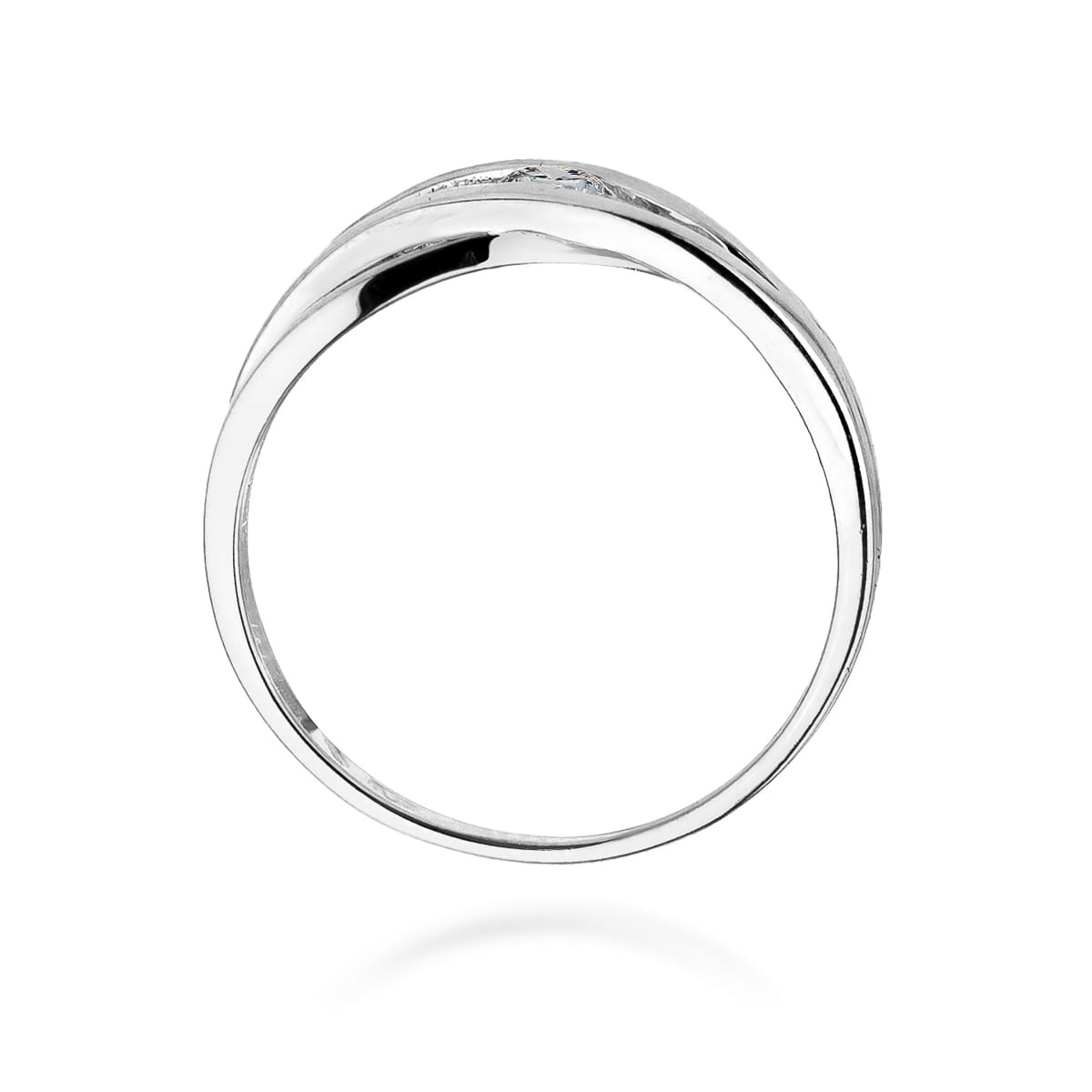 W0156.B3.DIW.03_3 Srebrny pierścionek o gładkiej powierzchni, lekko zaokrąglony, z subtelnym blaskiem.