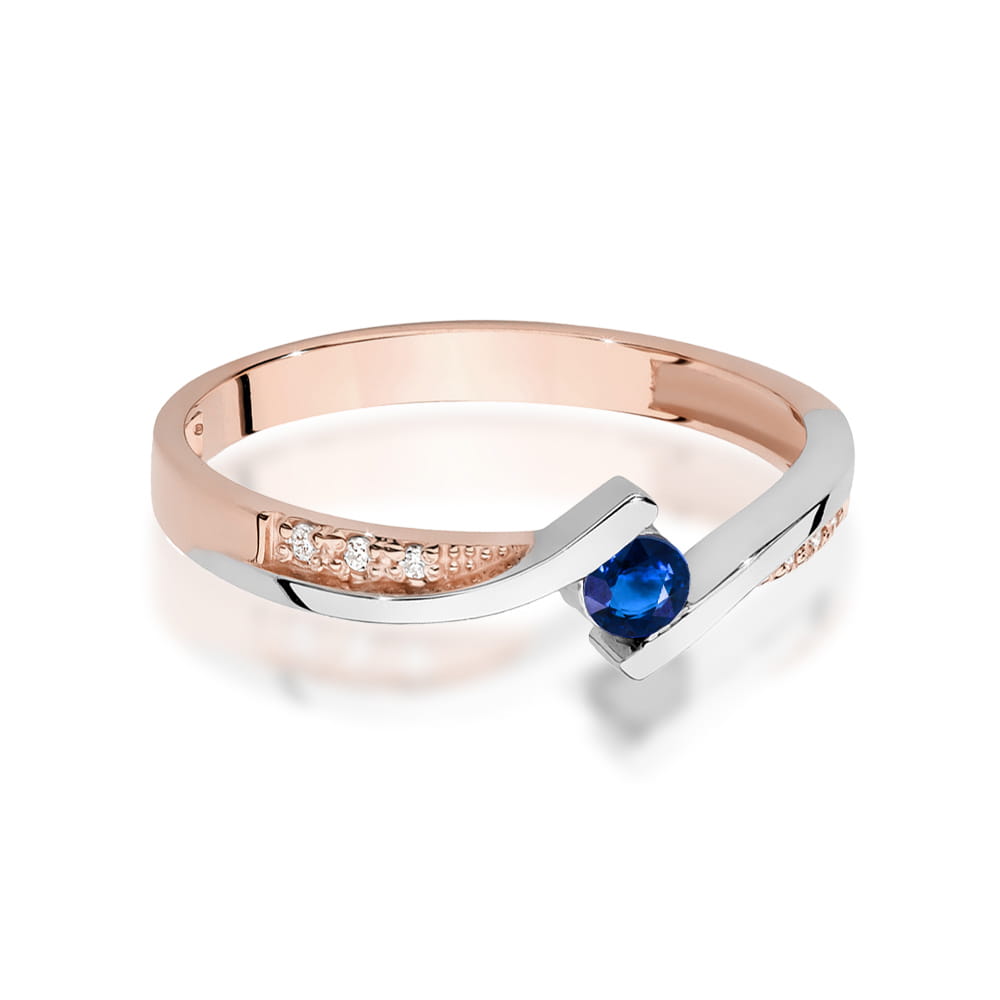 W0177.R3.SAB.01_2 Pierścionek z różowego złota z niebieskim kamieniem i diamentami, o nowoczesnym, eleganckim designie.