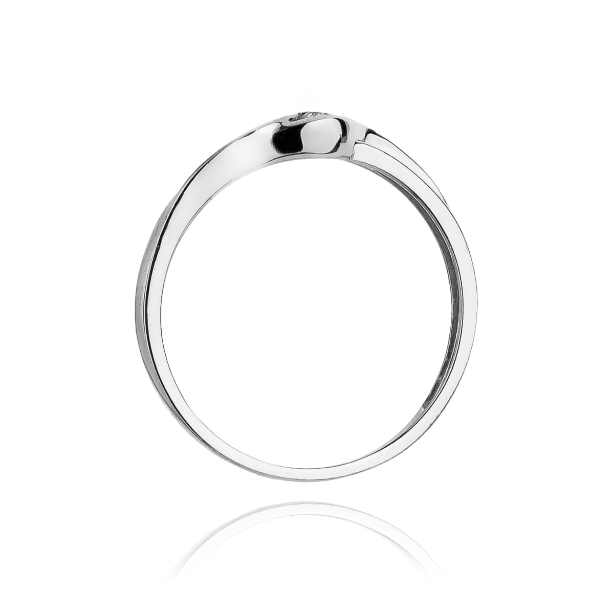 W0178.B3.DIW.01_3 Srebrny pierścionek z delikatnym, okrągłym kamieniem na górze, odbijający światło.