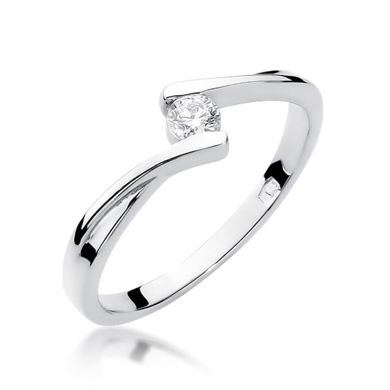 W0180.B3.DIW.01_1 Srebrny pierścionek z diamentem, o minimalistycznym, nowoczesnym designie.