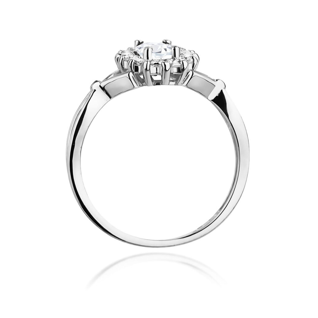 Srebrny pierścionek z dużym, okrągłym diamentem w centralnej części, osadzony w eleganckiej koronie.