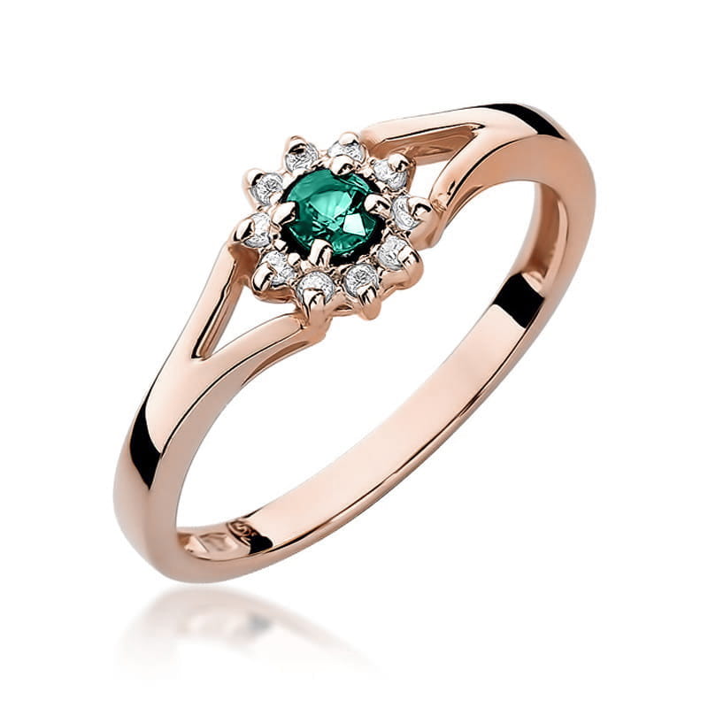 W0185.R3.EMG.01_1 Złoty pierścionek z zielonym kamieniem w centralnej części, otoczony diamentowymi zdobieniami.