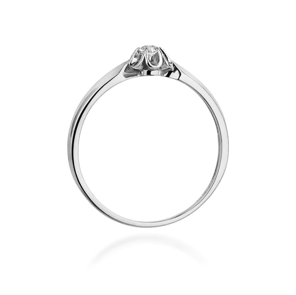 Srebrny pierścionek z jednym, dużym diamentem osadzonym w eleganckiej koronie.