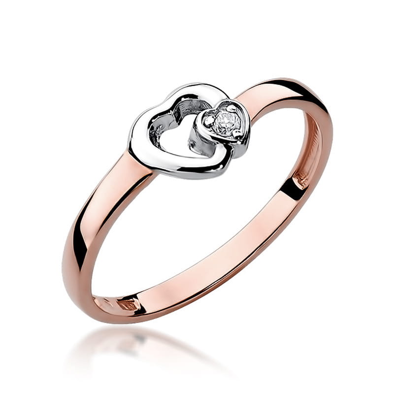 W0188.R3.DIW.01_1 Różowe złote pierścionek z dwoma splecionymi sercami i małym diamentem w centralnej części.