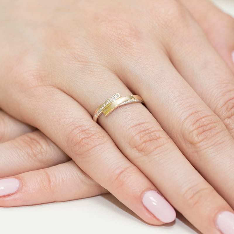 W0196.Z3.DIW.01_4 Złoty pierścionek z diamentami na palcu z różowym manicure.