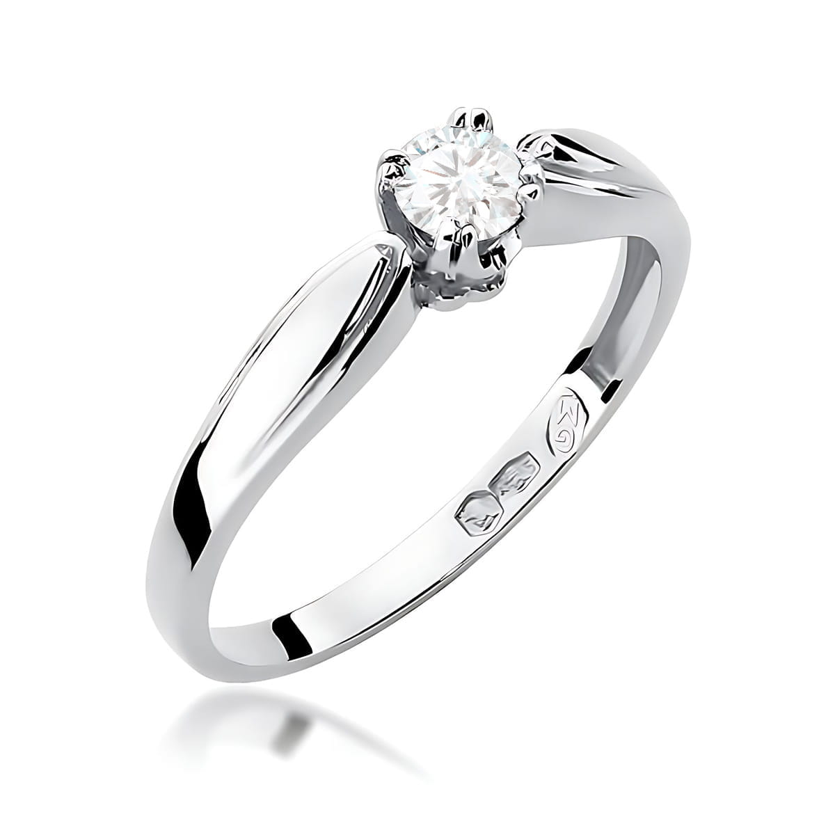 W0197.B3.DIW.01_1 Srebrny pierścionek z okrągłym diamentem osadzonym w delikatnej koronie.