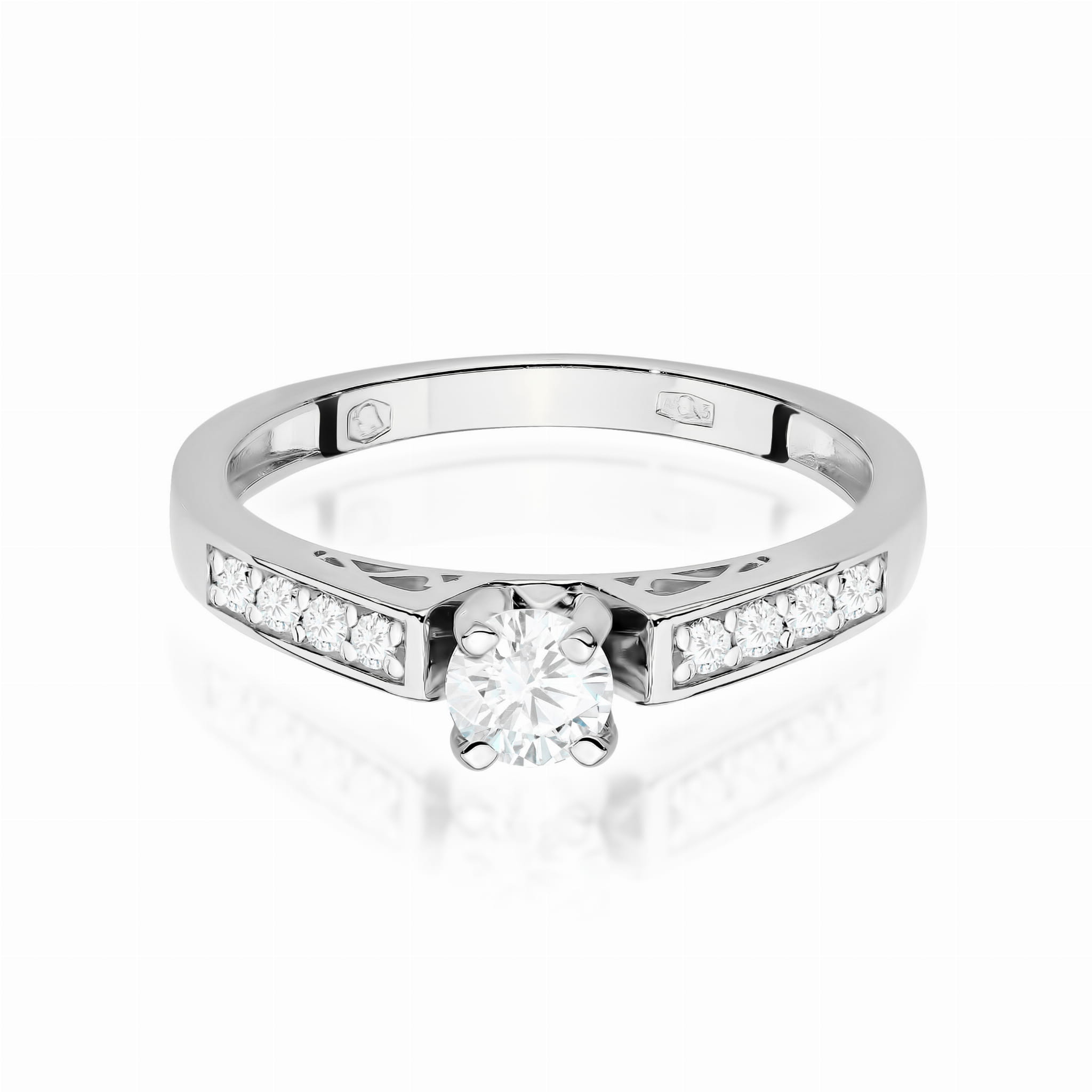 W0198.B3.DIW.01_2 Srebrny pierścionek z centralnym diamentem i małymi kamieniami po bokach.